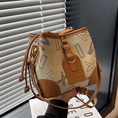 Borsa a Secchiello da Donna in Pelle PU con Stampa Leopardata Monogramma Retrò Borsa a Tracolla con Coulisse Moda Quotidiana