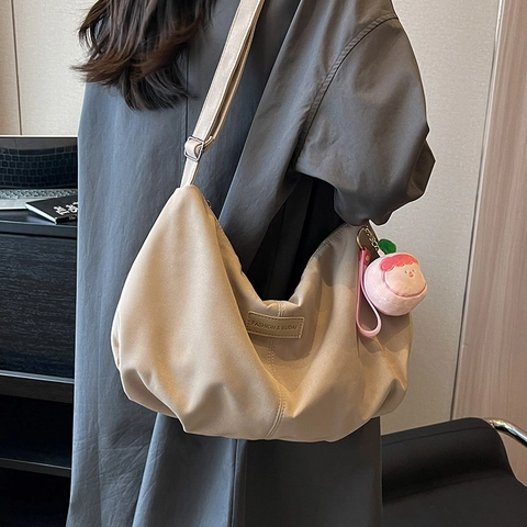 Large Capacity Nylon Hobo Bag For Women Pleated Dumpling Crossbody Shoulder Bag With Peach Plush Charm Casual Daily Travel Satchel