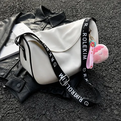 Sac Bandoulière Demi-Lune Grande Capacité pour Femmes Sac à Épaule Dumpling en Nylon PU Avec Large Sangle Lettre Pendentif Pêche Casual Travel