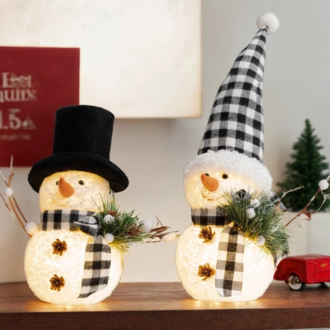 Weihnachten LED Leuchtende Schneemann Ornamente Karierter Hut Und Schal Winter Festliche Hausdekoration Mit Tannenzapfen