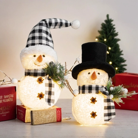 Weihnachten LED Leuchtende Schneemann Ornamente Karierter Hut Und Schal Winter Festliche Hausdekoration Mit Tannenzapfen