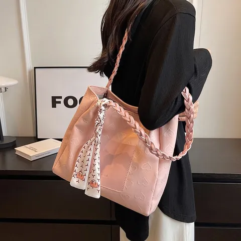 Grand Sac Cabas Femme en Cuir PU Motif Cœur Gauffré Avec Poignée Tressée et Foulard en Soie Sac de Travail