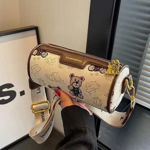 Sac à Épaule Cylindre Niche Française Femmes Motif Ours Peluche Bandoulière Large Cuir PU Sac Bandoulière Mode Pendentif Ours