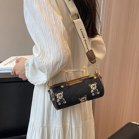 Sac à Épaule Cylindre Niche Française Femmes Motif Ours Peluche Bandoulière Large Cuir PU Sac Bandoulière Mode Pendentif Ours