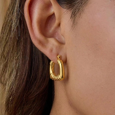 Orecchini A Cerchio A Forma Di U Placcati Oro 18K Acciaio Inossidabile 304 Struttura A Costine Retro Per Donne