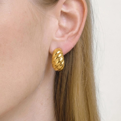 Französisch Retro Gerippte C-Form Ohrstecker Damen 18K Vergoldet Edelstahl Croissant Design Wasserdichter Schmuck