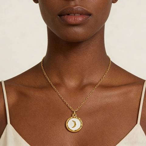 Collier Pendentif Rond Croissant De Lune En Acier Inoxydable Plaqué Or 18K Pour Femme Émail Noir Blanc Martelé