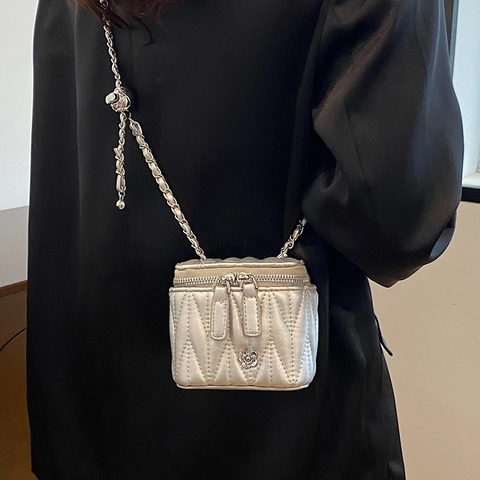 Elegante Gesteppte Ketten Umhängetasche Für Damen Luxus Kunstleder Beuteltasche Mit Kamelien Dekor Metallkugel Gurt