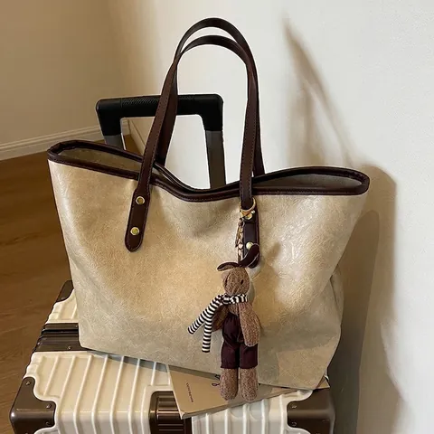 Bolso Tote de Gran Capacidad para Mujer Cuero PU Textura Arrugada Bolso de Hombro Con Colgante de Conejo Trabajo Casual