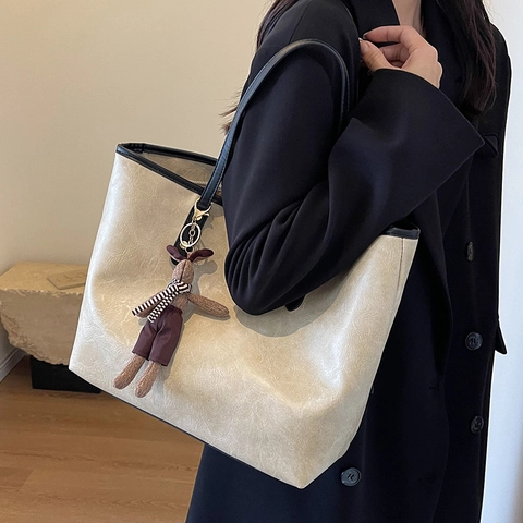 Bolso Tote de Gran Capacidad para Mujer Cuero PU Textura Arrugada Bolso de Hombro Con Colgante de Conejo Trabajo Casual