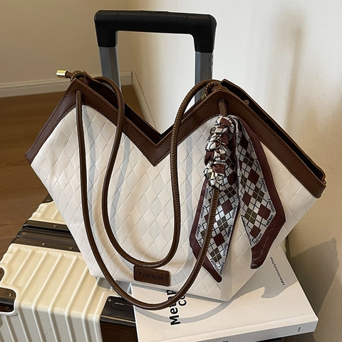 Dames Grote Capaciteit Tote Bag PU-Leer Doorgestikt Ruitpatroon Schoudertas Met V-Opening En Decoratieve Satijnen Sjaal