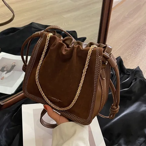 Borsa a Secchiello in Pelle Scamosciata PU Vintage da Donna Catena Dorata Coulisse Borsa a Tracolla Cuciture a Contrasto Borsa da Viaggio