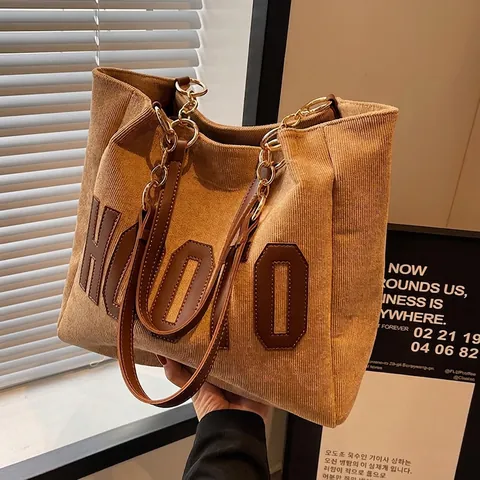 Damen Cord Tote Bag Große Kapazität Buchstaben Patch Casual Schultertasche Retro Pendler Handtasche Kette Spleißen Gurt