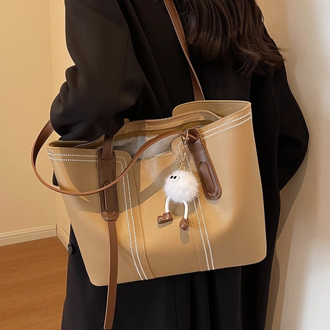 Bolso Tote Grande De Cuero PU Con Costuras Blancas En Contraste Y Amuleto De Monstruo De Peluche Bolso De Hombro Para Mujer Viaje