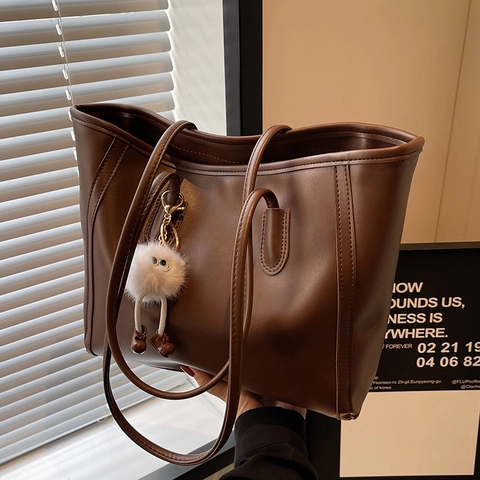 Damen Große Kapazität PU Leder Tote Bag Retro Minimalistische Schultertasche Mit Plüsch Monster Anhänger Für Pendeln Campus