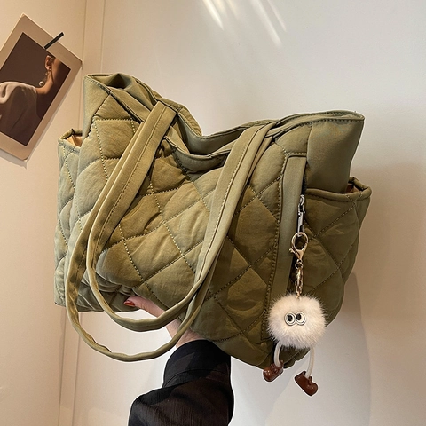 Damen Gesteppte Tote Bag Große Kapazität Nylon Gepolsterte Schultertasche Mit Plüsch Monster Anhänger Rautenmuster Lässige Pendler Handtasche