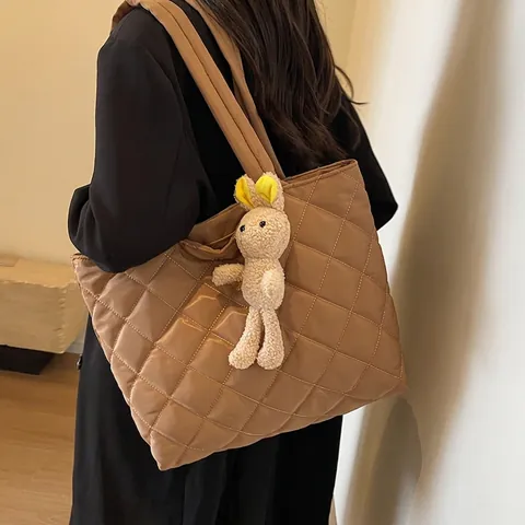 Borsa Tote Trapuntata in Nylon di Grande Capacità Donna Borsa a Spalla a Rombi Con Charm di Peluche Handbag Casual