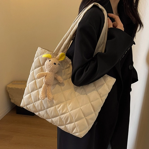 Borsa Tote Trapuntata in Nylon di Grande Capacità Donna Borsa a Spalla a Rombi Con Charm di Peluche Handbag Casual
