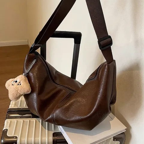 Bolso Hobo Vintage de Gran Capacidad para Mujer Cuero PU Color Sólido Correa Ancha Bolso Bandolera Con Colgante de Oso