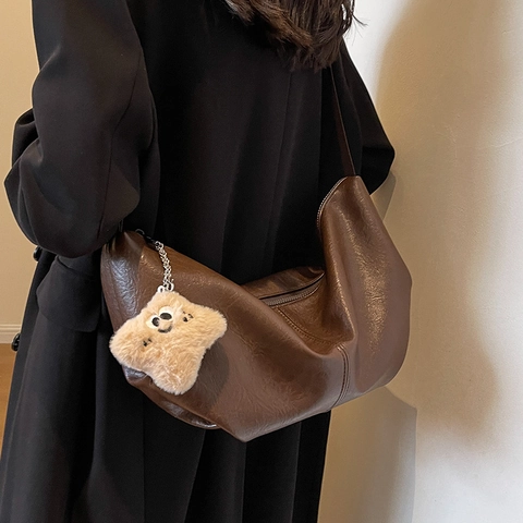 Bolso Hobo Vintage de Gran Capacidad para Mujer Cuero PU Color Sólido Correa Ancha Bolso Bandolera Con Colgante de Oso