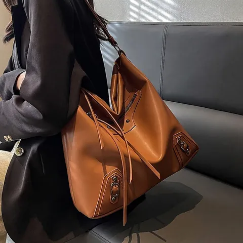 Bolso de Hombro de Cuero PU de Gran Capacidad para Mujer Bolso Tote Moto Vintage Con Remaches Borlas Bolso Hobo de Moda