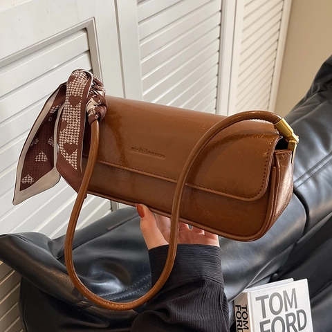 Sac sous le Bras en Simili-cuir PU de Style Français Vintage pour Femmes Sac à Épaule Minimaliste à la Mode avec Décoration Écharpe en Satin Sac Baguette