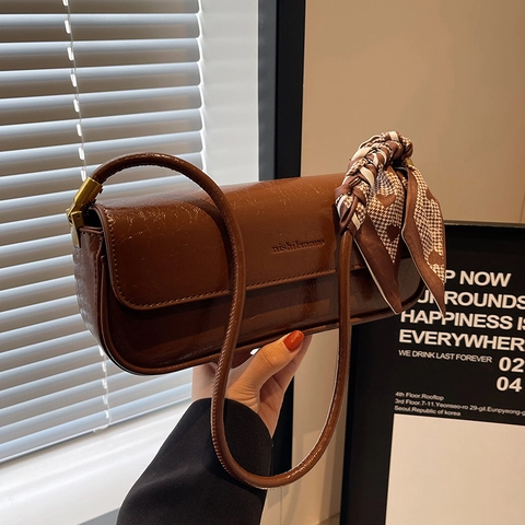 Sac sous le Bras en Simili-cuir PU de Style Français Vintage pour Femmes Sac à Épaule Minimaliste à la Mode avec Décoration Écharpe en Satin Sac Baguette