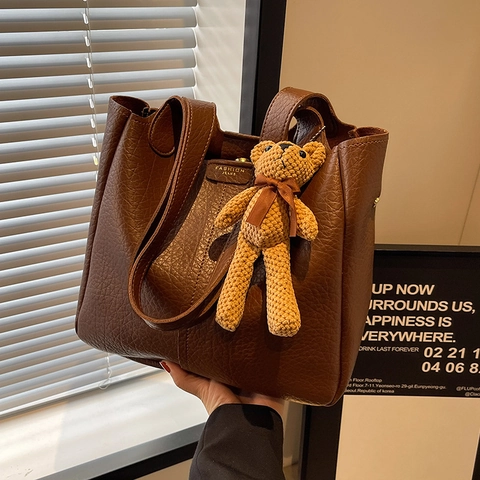 Women Vintage PU Leather Bucket Bag Large Capacity Retro Pebble Texture Shoulder Crossbody Bag With Cute Bear Charm