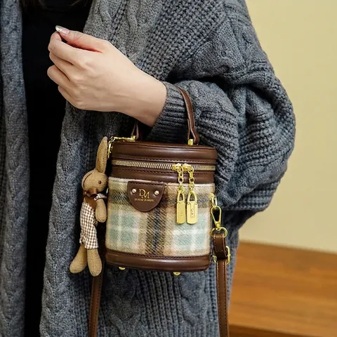 Borsa a Secchiello in Lana Plaid Vintage per Donna Retro in Pelle PU Giunzione Borsa a Tracolla a Barile Con Ciondolo a Coniglio
