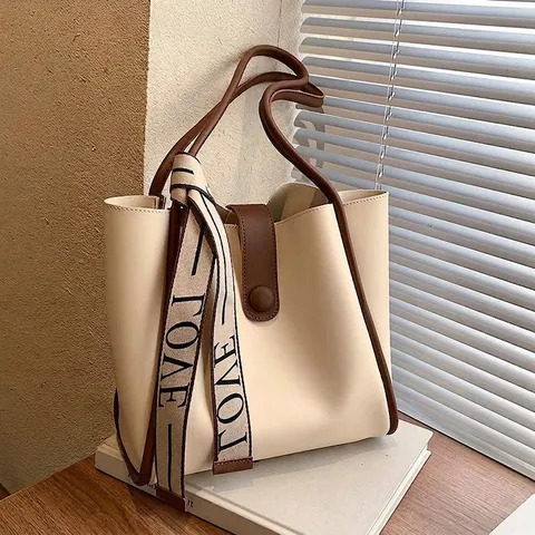 Sac Fourre-tout pour Femmes en Cuir PU Grande Capacité Décoration de Ruban Lettres LOVE Sac à Bandoulière Urbain Mode