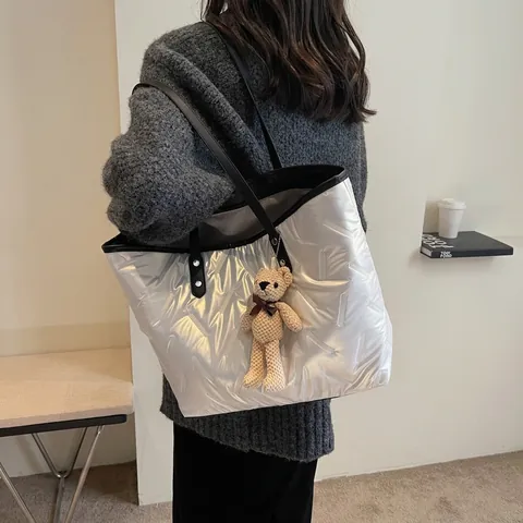 Borsa Tote Trapuntata Capiente Da Donna Lucentezza Metallica Borsa A Spalla Da Pendolare Casual Con Ciondolo A Orso