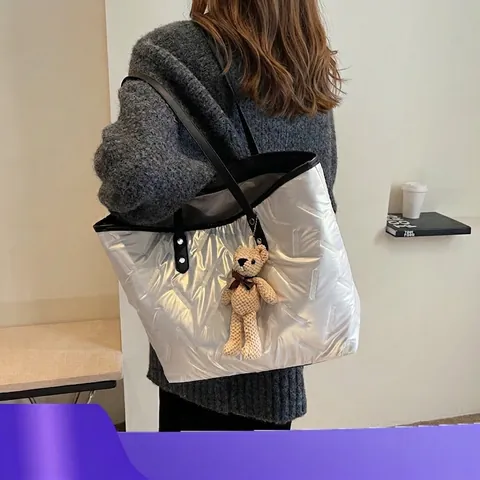 Borsa Tote Trapuntata Capiente Da Donna Lucentezza Metallica Borsa A Spalla Da Pendolare Casual Con Ciondolo A Orso