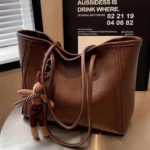 Sac Cabas Femme en Cuir PU Grande Capacité Retro Minimaliste Sac à Épaule Avec Pendentif Lapin pour Banlieue École