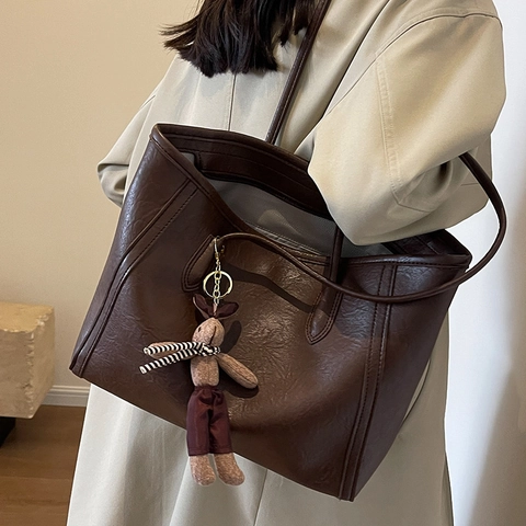 Sac Cabas Femme en Cuir PU Grande Capacité Retro Minimaliste Sac à Épaule Avec Pendentif Lapin pour Banlieue École