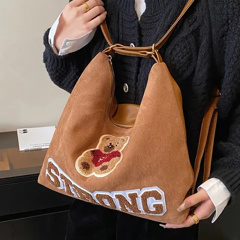 Mochila de Cuero PU Ante Retro para Mujer Gran Capacidad Parche de Oso Bordado de Letras Bolso de Hombro Casual Viaje Bolsa Colegio