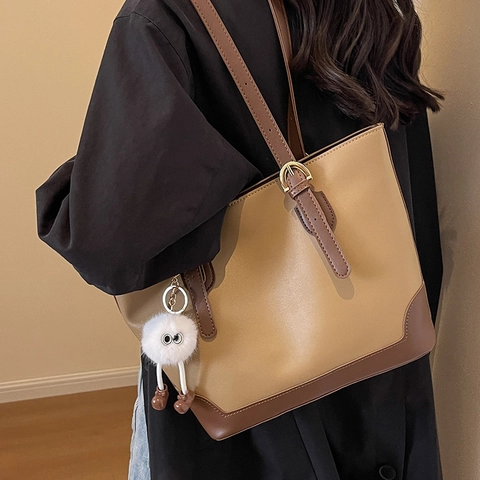 Sac Cabas Mode Grande Capacité en Cuir PU Sac à Épaule Avec Pendentif Monstre Peluche Navette Décontracté Travail École