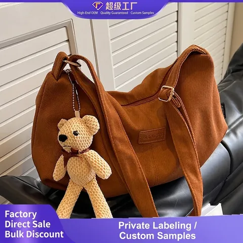 Bolso de Hombro Hobo de Nailon de Gran Capacidad para Mujer Bolso Bandolera Casual Dumpling Con Colgante de Oso de Ganchillo Bolso Tote Retro