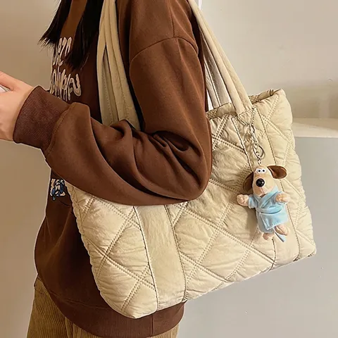 Bolso Tote de Nylon Acolchado de Gran Capacidad Patrón de Diamantes Mujer Casual Bolso de Hombro Con Colgante de Perro