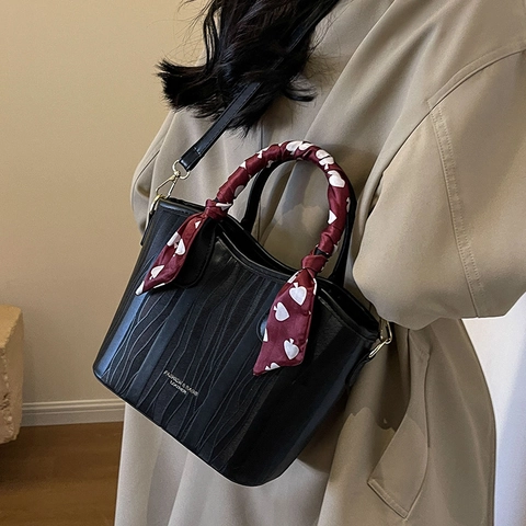 Borsa a Mano da Donna in Pelle PU con Texture a Onde e Manico in Sciarpa Borsa a Tracolla Rossa Nera Elegante Tote da Ufficio