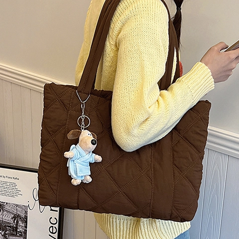 Bolso Tote de Nylon Acolchado de Gran Capacidad Patrón de Diamantes Mujer Casual Bolso de Hombro Con Colgante de Perro