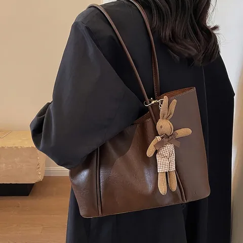 Women Retro PU Leather Large Capacity Tote Bag With Cute Bunny Pendant Casual Commuter Shoulder Bag Solid Color Handbag
