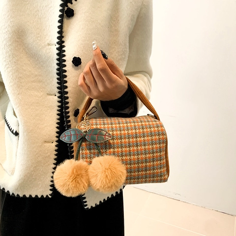 Damen Vintage Plaid Woll Boston Tasche Kleine Zylindrische Umhängetasche Mit Bommel Anhängern Für Herbst Winter Reisen