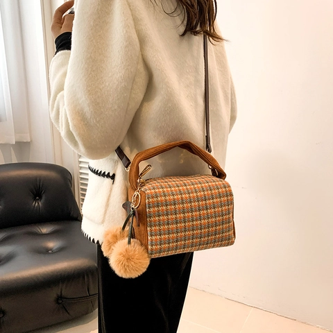 Damen Vintage Plaid Woll Boston Tasche Kleine Zylindrische Umhängetasche Mit Bommel Anhängern Für Herbst Winter Reisen