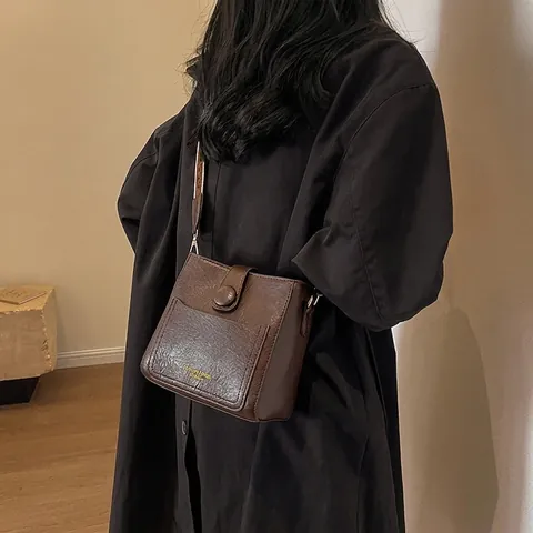 Bolso Bandolera Cubo de Cuero PU Vintage para Mujer Con Correa de Hombro Ancha Ajustable Letras Doradas Color Sólido Bolso de Mano Pequeño