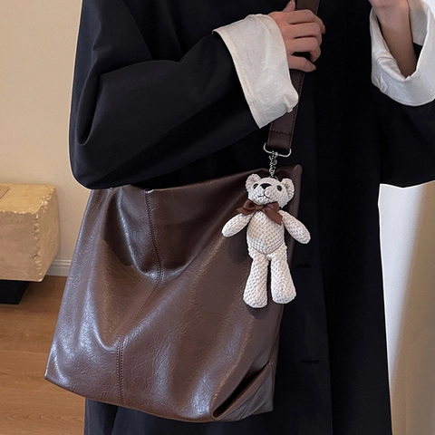 Large Capacity PU Leather Tote Bag For Women Retro Maillard Style Hobo Shoulder Bag With Crochet Bear Charm Handbag