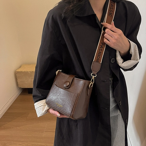Bolso Bandolera Cubo de Cuero PU Vintage para Mujer Con Correa de Hombro Ancha Ajustable Letras Doradas Color Sólido Bolso de Mano Pequeño