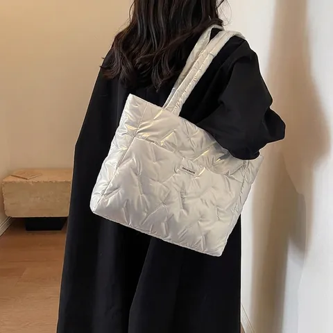 Bolso Tote Acolchado para Mujer Gran Capacidad de Nailon Brillante Bolso de Hombro Acolchado Bolso de Mano para Viaje con Etiqueta de Letras