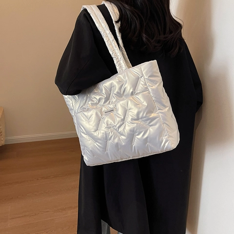 Bolso Tote Acolchado para Mujer Gran Capacidad de Nailon Brillante Bolso de Hombro Acolchado Bolso de Mano para Viaje con Etiqueta de Letras