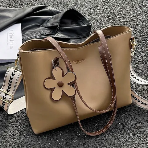 Borsa Tote Donna Grande Capacità Vintage in Pelle PU Con Ciondolo a Fiore Tracolla Larga Borsa a Spalla per Pendolari