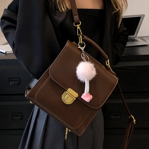Damen Mini PU Leder Rucksack Vintage Metallschließe Mit Plüsch-Anhänger Verstellbarer Gurt Casual Handtasche Schulranzen